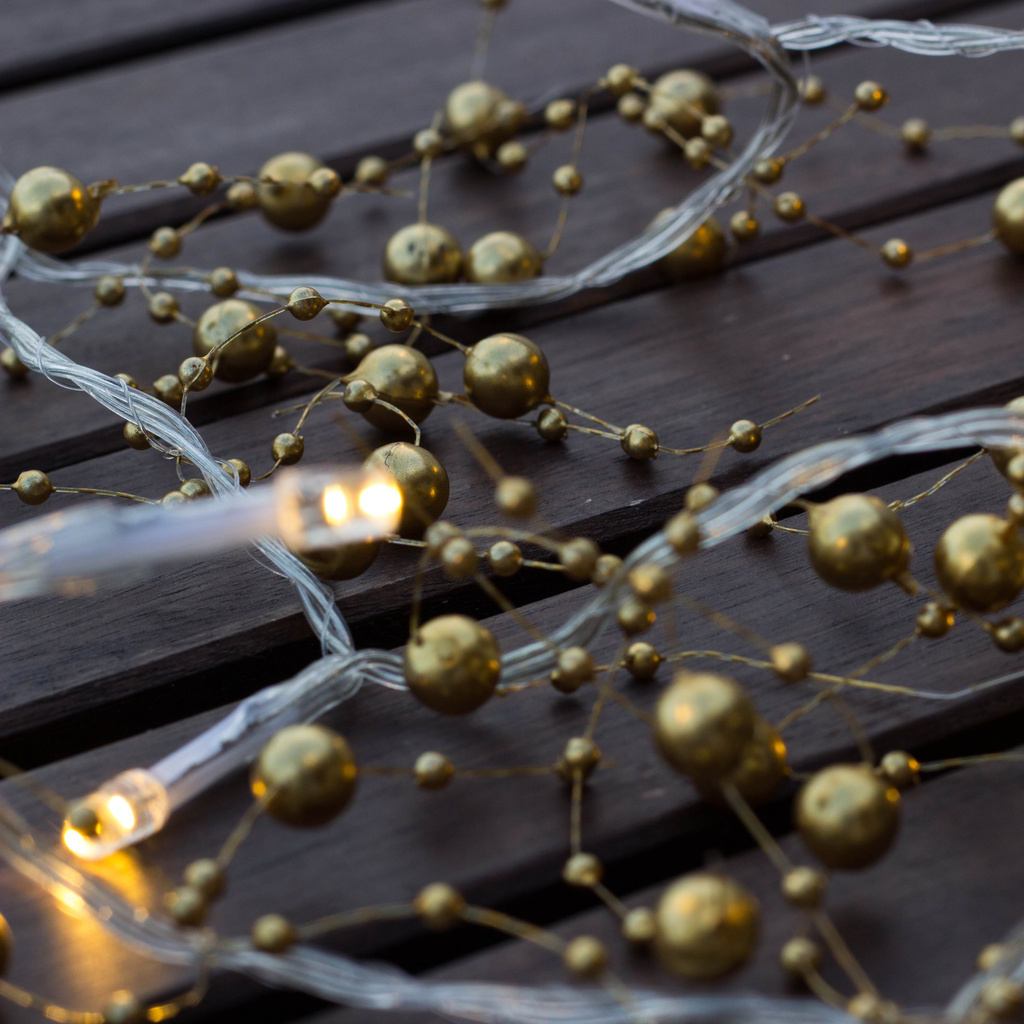 Lichterkette mit goldenen Perlen von decoLED