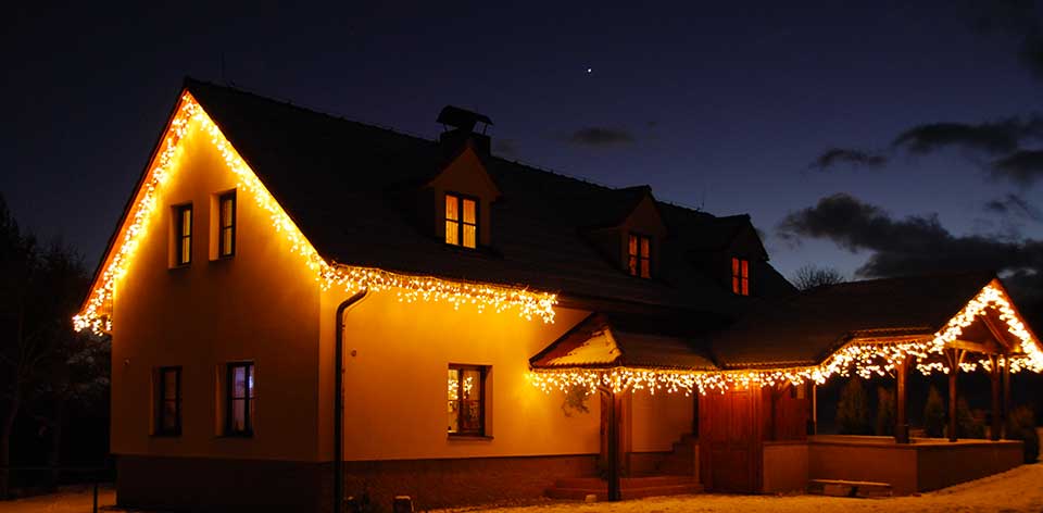 Weihnachtsbeleuchtung am Haus