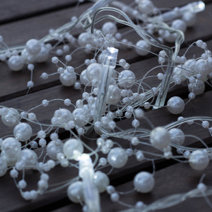 Lichterkette mit weißen Perlen, 10er LED kaltweiß