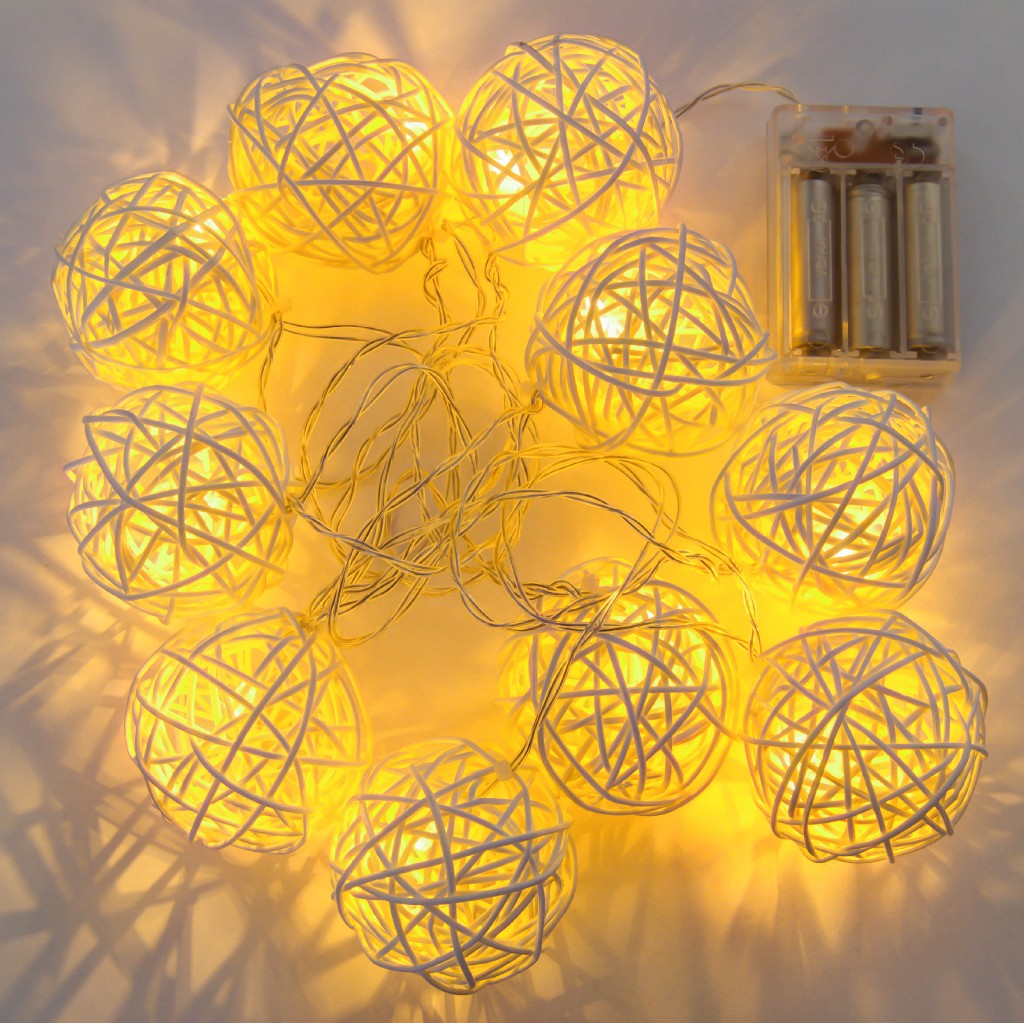 Lichterkette mit Rattankugeln und mit Timer von decoLED.de
